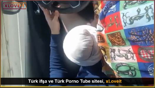 Türbanlı Porno Arabada sakso kenara çekip sikiş